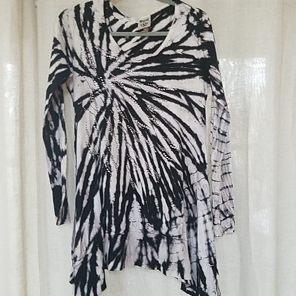 Vocal Large black and white tunic